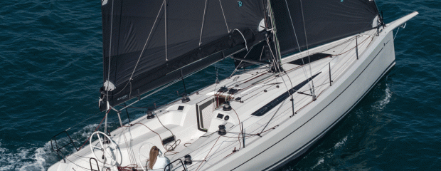 Italia Yachts 11.98 né pour la course et la croisière
